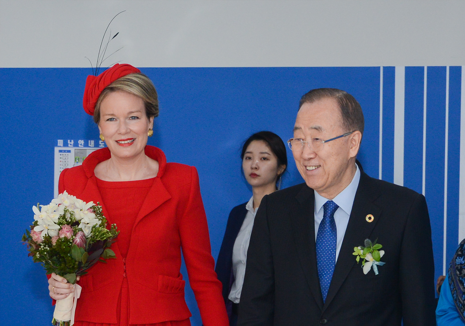 La Reine Mathilde portait en Corée du Sud un bibi rouge nommé Angela en crêpe de soie plissé avec des plumes noires de la Maison Fabienne Delvigne.
