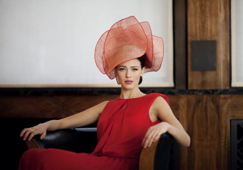 Chapeau spectaculaire et original - sur mesure - rouge - Majestic - Maison Fabienne Delvigne