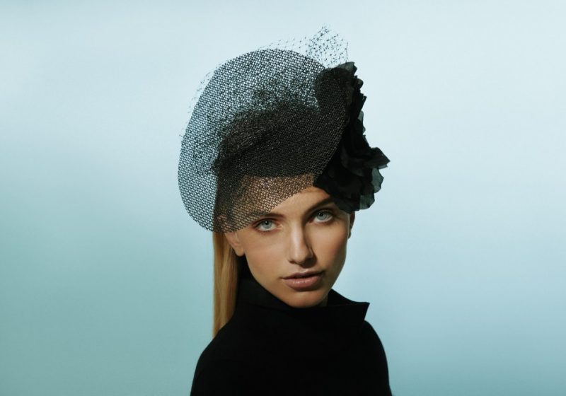 Zwarte couture bibi hoed