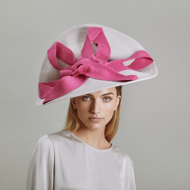 Chapeau couture relevé en paille cousue blanc et rose