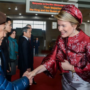 La Reine Mathilde de Belgique porte des créations Fabienne Delvigne lors de la visite d'état en Corée du Sud
