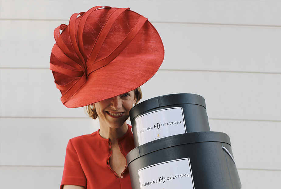 Fabienne Delvigne portant le chapeau Ditsie en rouge.