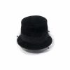 Resolutely modern, the top hat of the Fabienne Delvigne House is decorated with a coarse-grained ribbon and a matching spotted veil.