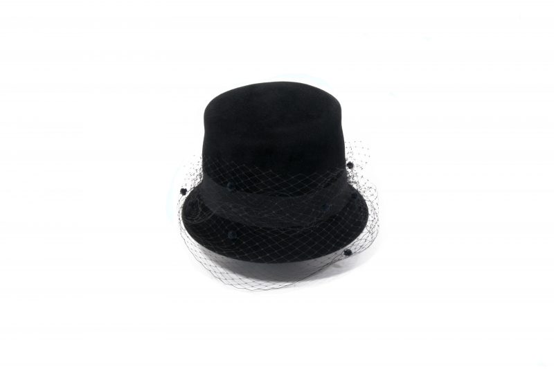 Resolutely modern, the top hat of the Fabienne Delvigne House is decorated with a coarse-grained ribbon and a matching spotted veil.
