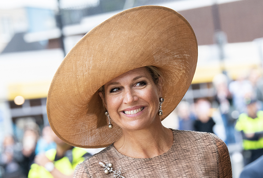 Sa Majesté la Reine Máxima des Pays-Bas portait le chapeau préféré, le "Bellissima" de la Maison Fabienne Delvigne lors du lancement de l'AI-cursus Junior.