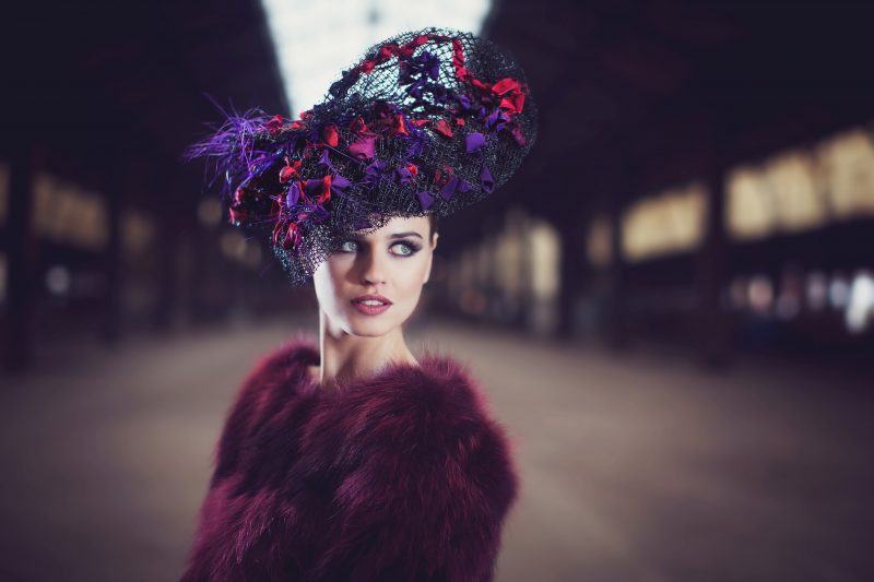 Uitzonderlijke couture hoed Hoed met transparante effecten en een lint