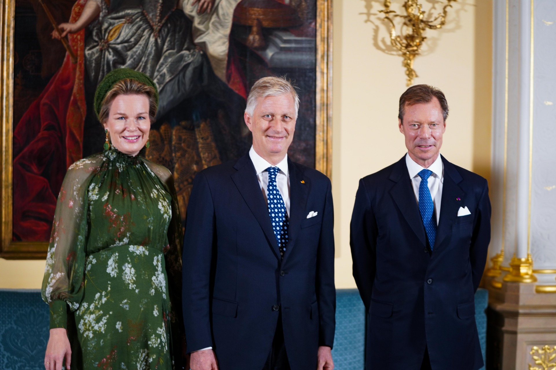 Hare Majesteit Koningin Mathilde droeg hoeden en tassen van het Maison Fabienne Delvigne tijdens het Staatsbezoek aan Luxemburg.