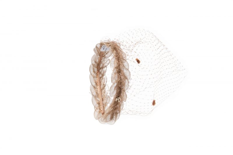 De nieuwe hoofdband met gespikkelde sluier van het Maison Fabienne Delvingne is het onmisbare accessoire voor deze zomer 2020.