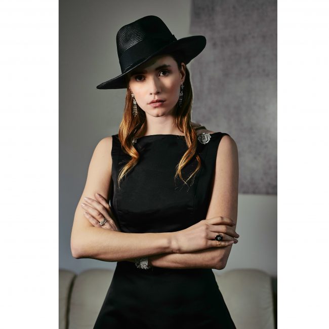 Fabienne Delvigne Chapeau Fedora noir Parasisal Porté vertical 2