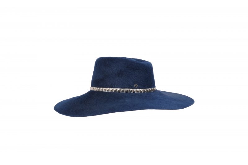 De capeline hoed van melusinevilt vereisert met gespijkerd metaal.