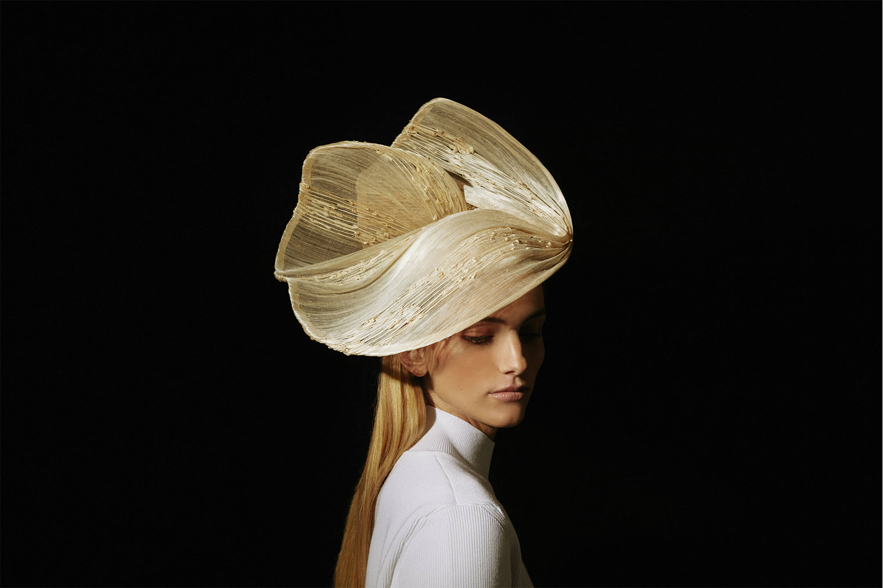 Lichte en delicate couture hoed