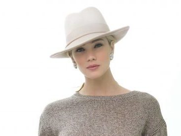chapeau-fedora-imperméable-Leyla-feutre velours-beige-FabienneDelvigneLD-P1.jpg