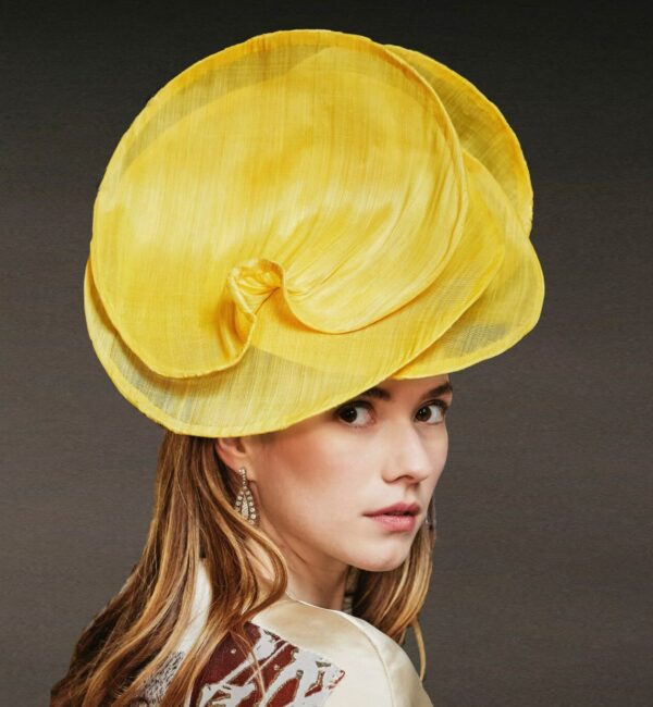 Fabienne-Delvigne-Hat-Calista-Jaune-fibre-de-banane