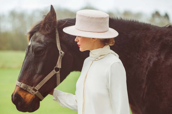 Chapeau cavallo avec cheval shooting maison fabienne delvigne copie