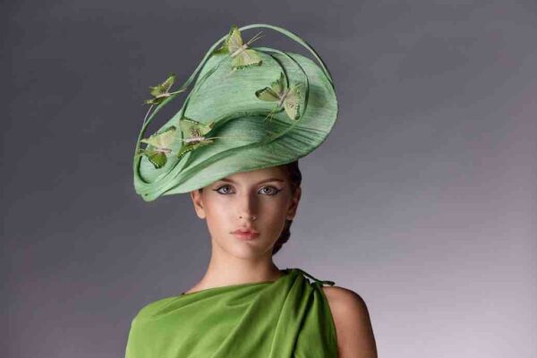 Chapeau spectaculaire -Atrémisia vert - Mariage coloré - Maison Fabienne Delvigne