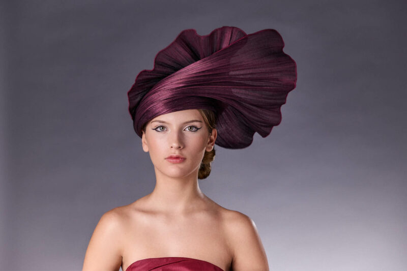 Chapeau spectaculaire - Chalina - Mariage coloré - Maison Fabienne Delvigne