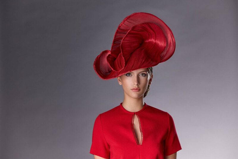 Chapeau spectaculaire - Hestia rouge - Mariage coloré - Maison Fabienne Delvigne