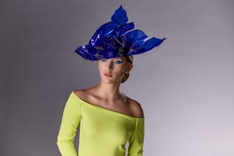 Chapeau design - Isaro plexi® - Mariage coloré - Maison Fabienne Delvigne