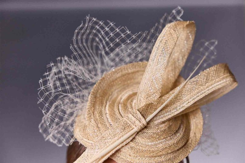 Fascinator van natuurlijke vezels - So pretty beige - Maison Fabienne Delvigne