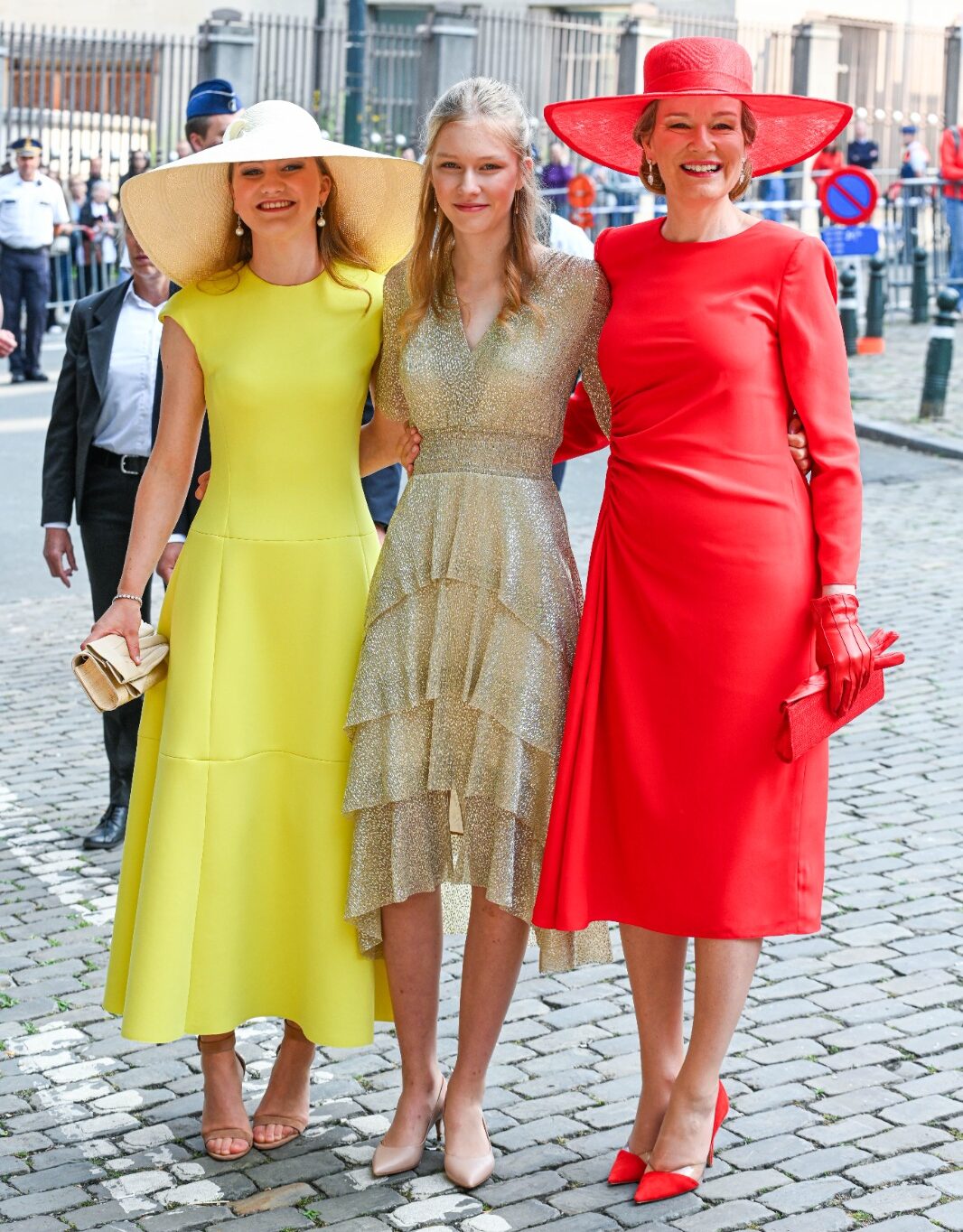Sa Majesté la Reine Mathilde et La Princesse Elisabeth- Vinity rouge - Desert Wind beige - Maison Fabienne Delvigne