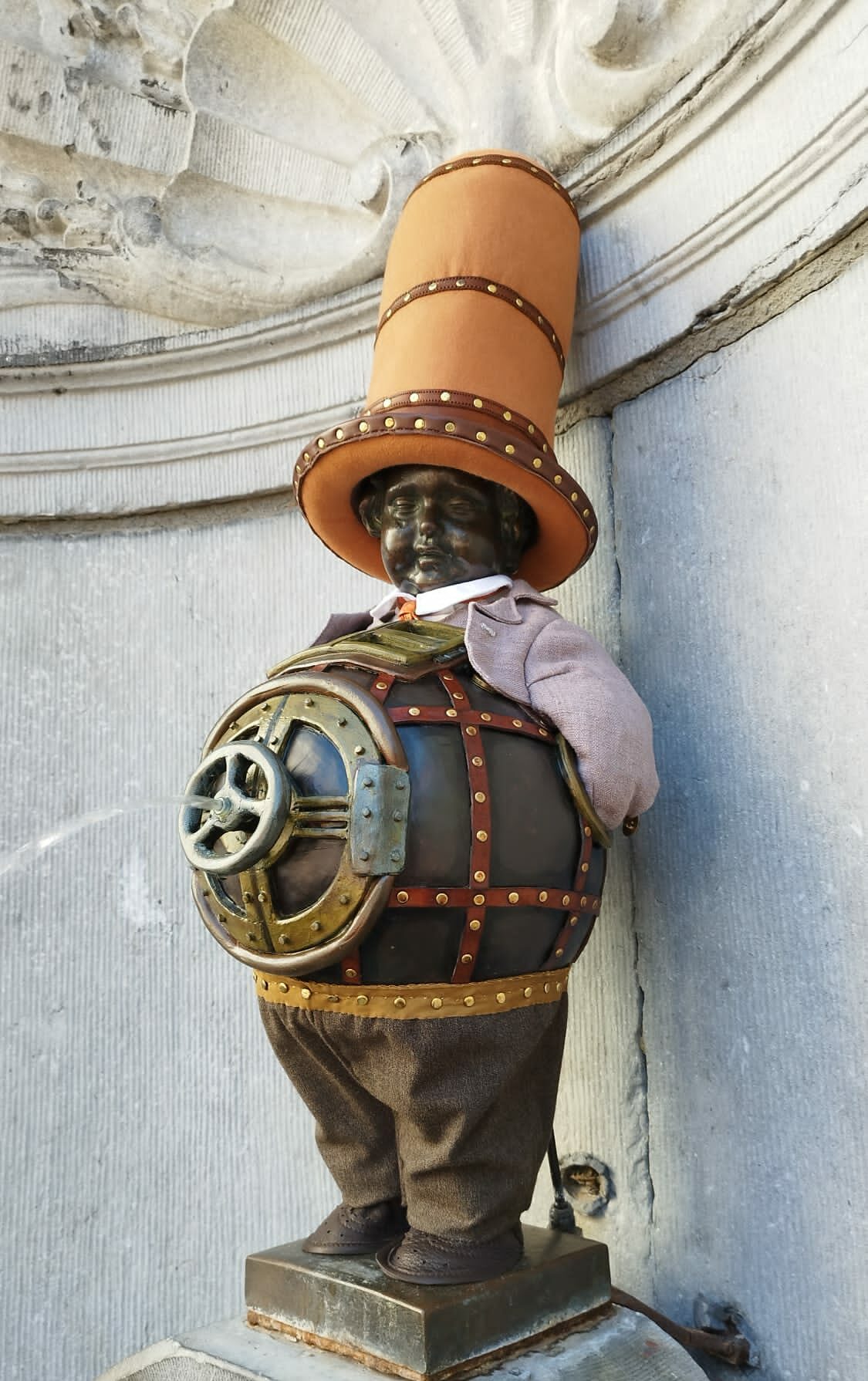 Manneken Pis- cirque du soleil- chapeau pour costume- maison fabienne delvigne