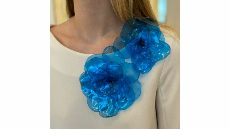 Broche Bloomies en Plexi bleu aimantée - Maison Fabienne Delvigne