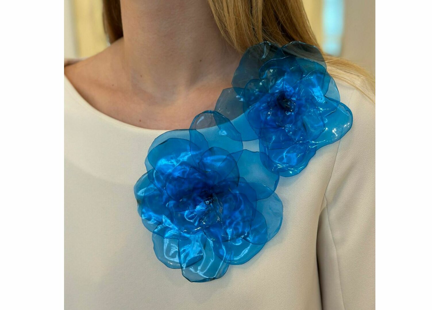 Bloomies-Broches fleurs en Plexi-bleu aimantée - Maison Fabienne Delvigne