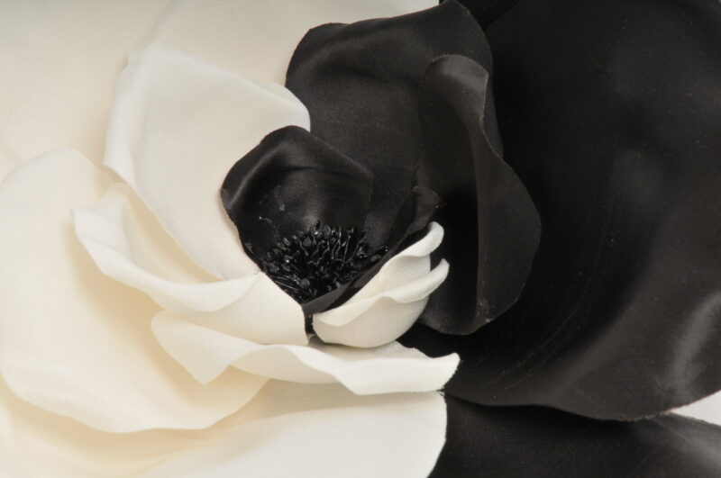 Grande Camelia Fleur Noir et Blanc Maison Fabienne Delvigne