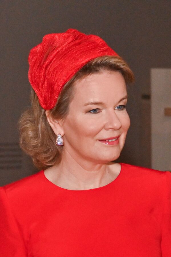 Reine Mathilde de Belgique Serre-tête Rouge Maison Fabienne Delvigne Redline
