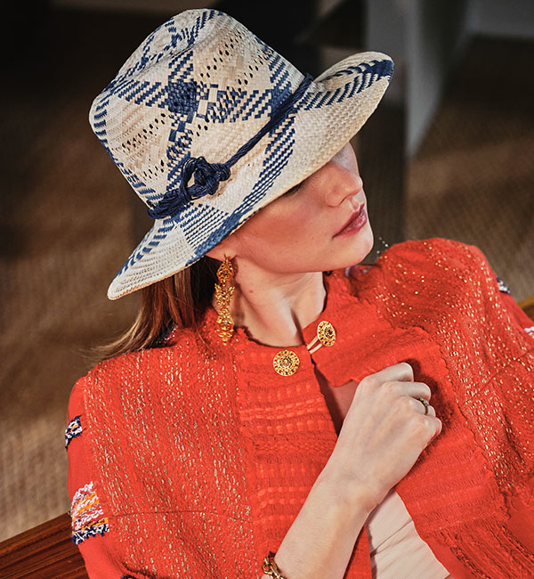 Chapeau en paille idéal pour l'été avec ruban bleu Maison Fabienne Delvigne