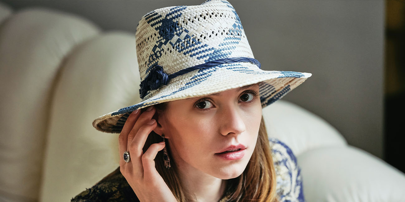 Chapeau en paille idéal pour l'été avec ruban bleu Maison Fabienne Delvigne